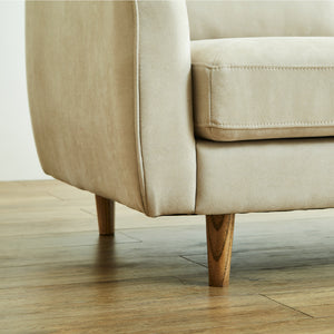 脚はタモ無垢材を使用しており、ナチュラルな木目があたたかみをプラス。脚裏には傷防止のフェルト付き。 #PLT101 ブルースター #プライム レザーテックス