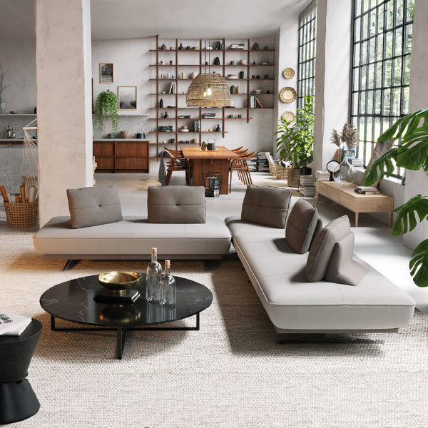 様々なアイテムを組み合わせることで自由にくつろぐことができる、フリースタイルソファ「アルフレード」。 #PLT111 プラチナグレー（プライムレザーテックス） #ロータイプ