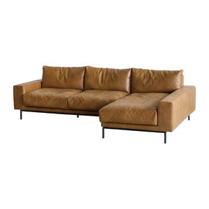 身体に馴染むように、くったりと沈み込む座り心地が特徴のソファ。 #オーカーブラウン（スーパーレザーテックス）