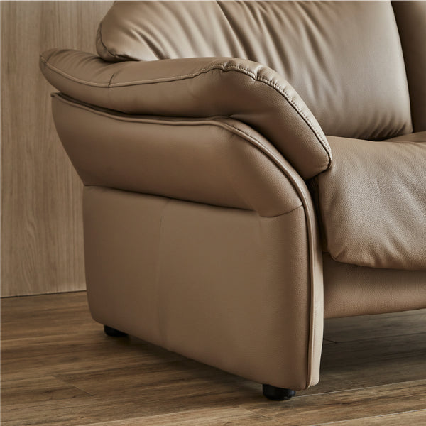 肘置きはワイドで余裕のあるサイズ設計に。 #FLT08フレイムレッド