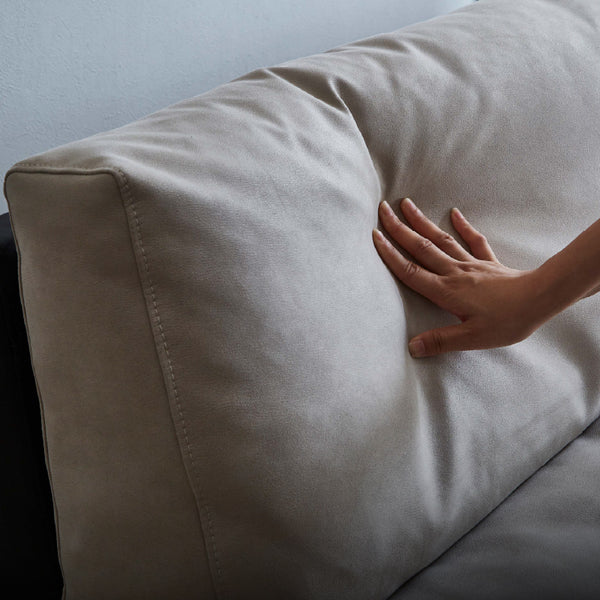 張地にはレザーテックス生地を使用。夏は通気性が良く、冬はひんやりしにくいので年中快適に過ごせます。 #PLT111 プラチナグレー×ET82 ロイヤルブラック（プライムレザーテックス） #左カウチ