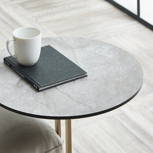 天板にはマットな石目調のメラミンを採用。キズや熱、水分に強く長持ちしやすいのが特徴です。 #シャンパンゴールド