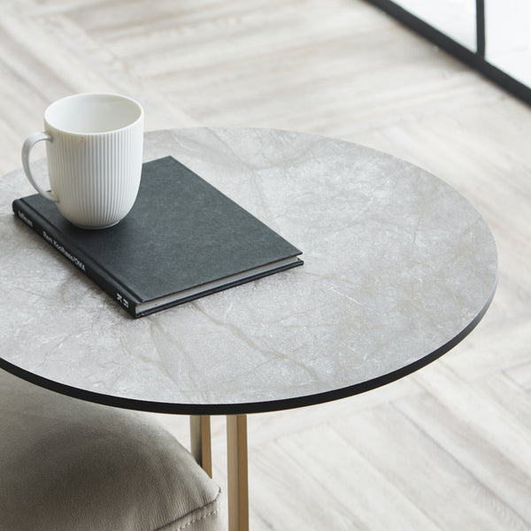 天板にはマットな石目調のメラミンを採用。キズや熱、水分に強く長持ちしやすいのが特徴です。 #シャンパンゴールド