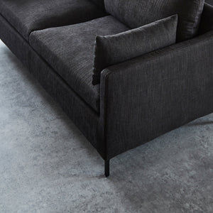 エッジを聞かせたクッションとシャープな脚がアーバンモダンな雰囲気を醸し出します。 #A41 カスタード（ファブリックAランク）