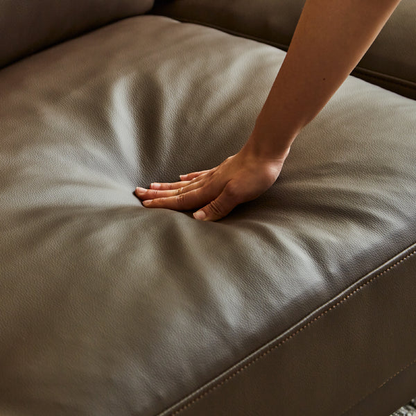 座面には高密度ウレタンフォームを使用。しなやかでやさしく包み込まれるような座り心地に。 #LT01 キャメル（レザーテックス アニリン）