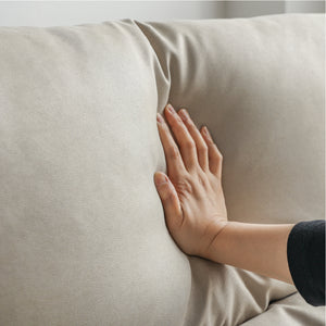 背面と肘にはシリコンフィルを使用することで、包み込まれるような感覚とふんわり感を味わえます。 #LT01 キャメル（レザーテックス アニリン）