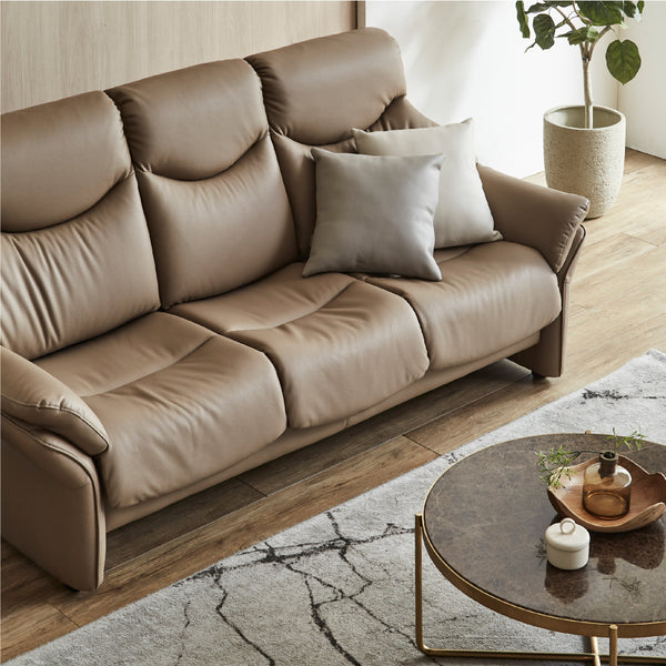 各座面は身体にすっぽりとフィットするように、中央がくぼんだバケットシートを採用。 #FLT08フレイムレッド