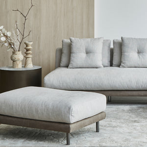 座面には、高密度ウレタンフォーム[40kg)]という層構成で、快適な座り心地を実現。 #A49シャイングレー/PLT112ヨーロピアングレー