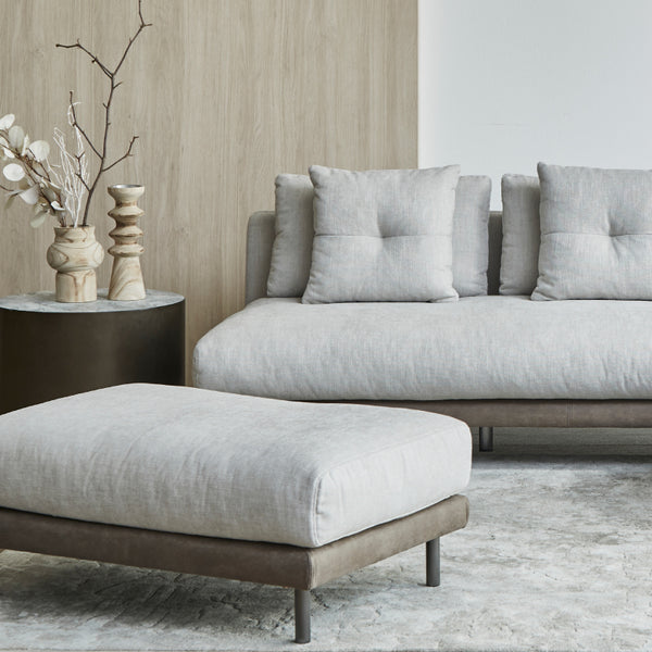 座面には、高密度ウレタンフォーム[40kg)]という層構成で、快適な座り心地を実現。 #A49シャイングレー/PLT112ヨーロピアングレー