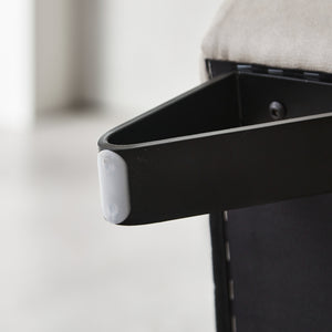 脚裏には樹脂パーツが付属しています。※床に直接触れる場合は、引きずったりしないでください。キズの原因になります。 #PLT111 プラチナグレー（プライムレザーテックス）