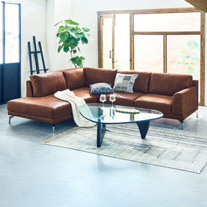 シルバー脚が印象的な、重厚感のあるヨーロピアンモダンなデザインの大型のカウチソファです。 #LT01 キャメル（レザーテックス アニリン）