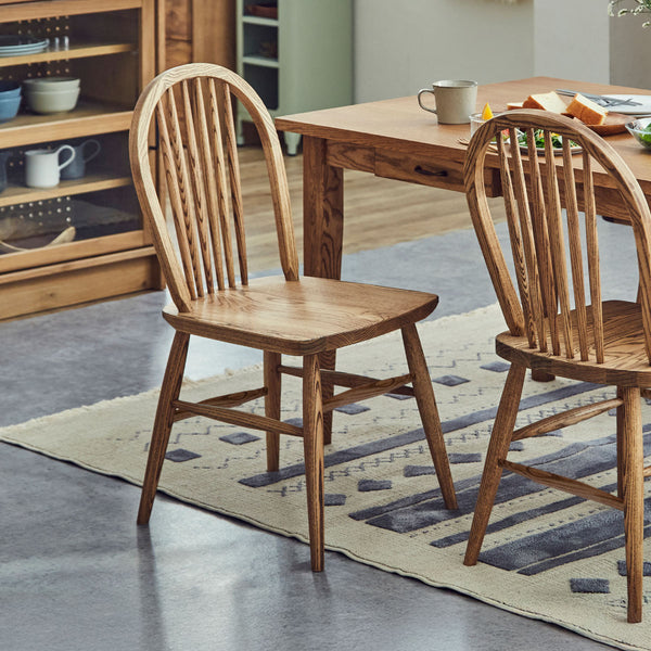 スポークタイプの逆三角形の背もたれや船底型に面取りされた座面縁など、細部まで丁寧に作られています。 #板座 バーチ材