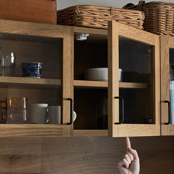 扉には静かに締まるダンパー蝶番が付いています。 #Default Title