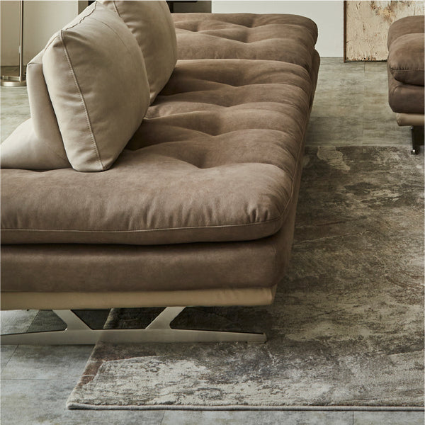 脚部にはスタイリッシュなステンレスを採用。表面にヘアライン加工を施し、高級感のある仕上がりに。 #PLT112 ヨーロピアングレー×FLT06 トープベージュ #シルバーヘアライン