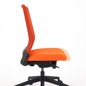 座面の奥行きは前後調整可能 #ブラック×ブラック