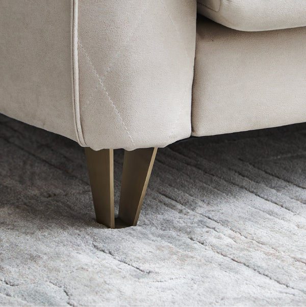 エレガントさを醸し出す、ステンレス製のペールゴールド脚。ソファ全体が上品な雰囲気に。 #LT01 キャメル（レザーテックス アニリン） #木脚