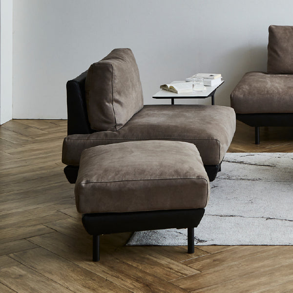 座面には高密度ウレタンフォームとスモールフェザーを使用。長時間くつろげる最高の座り心地を実現しました。 #PLT111 プラチナグレー×ET82 ロイヤルブラック（プライムレザーテックス）