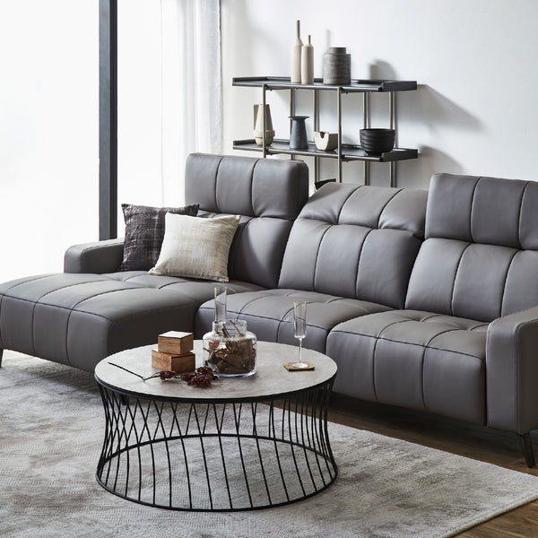 座面幅が広く、ヘッドレストもお好みの角度に調節できるので、広々とお使いいただけます。 #LT01 キャメル（レザーテックス アニリン） #右カウチ