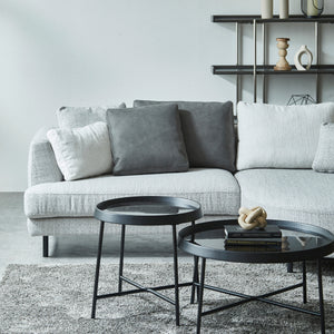 ベーシックなグレー系のファブリックとブラックの脚で、様々なインテリアに馴染みやすいデザインです。 #左肘