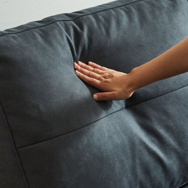 柔らかいスモールフェザーを体が触れる表面に使用し、程よい硬さのある優しいタッチに仕上げました。 #PLT101 ブルースター（プライムレザーテックス）