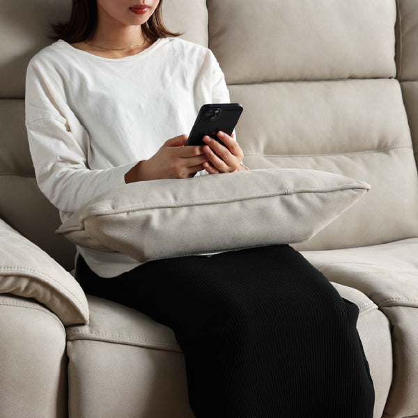 膝の上に置いたり、アームレストとして使用してリラックスタイムを演出します。 #PLT101 ブルースター（プライムレザーテックス） #プライム レザーテックス