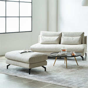 エレガントな雰囲気のソファに細身でスタイリッシュな脚をプラス。 #PLT111 プラチナグレー（プライムレザーテックス）