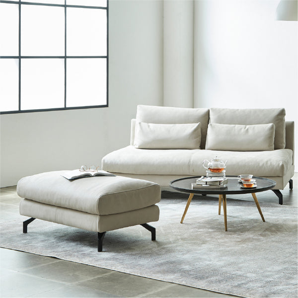 エレガントな雰囲気のソファに細身でスタイリッシュな脚をプラス。 #PLT111 プラチナグレー（プライムレザーテックス）