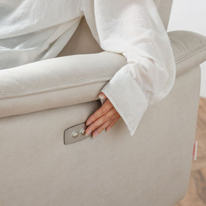 リクライニング操作はソファの右側にあるボタンを軽く押すだけです。お好みの姿勢調節が簡単にできます。 #LT03 チャコールブラック（レザーテックス アニリン） #右カウチ