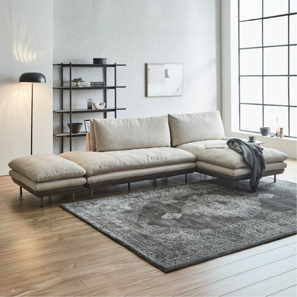 異素材のコントラストが美しく、空間にモダンな印象を与えるソファ「コルディナ」。 #PLT111 プラチナグレー（プライムレザーテックス） #左カウチ