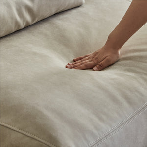 座面には高密度ウレタンフォームを使用し、包み込まれるような座り心地を実現しました。 #PLT111 プラチナグレー（プライムレザーテックス）