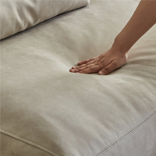 座面には高密度ウレタンフォームを使用し、包み込まれるような座り心地を実現しました。 #PLT111 プラチナグレー（プライムレザーテックス）