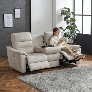 もっちりと包み込まれるような座り心地の、3人掛け電動リクライニングソファ。 #PLT111 プラチナグレー（プライムレザーテックス）