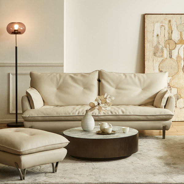 両肘にあしらわれた２つのアームクッションが、深い寛ぎを優雅に支えます。 #LT01 キャメル（レザーテックス アニリン）