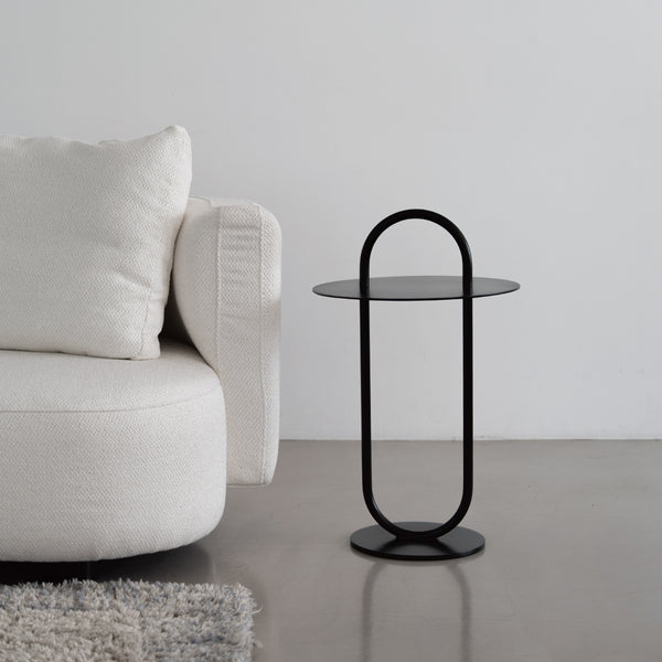 持ち手にもなるリング状のパイプと、薄いスチールのプレートで構成されています。 #ブラック