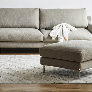 座面には高密度ウレタンフォームを使用し、やさしく包み込まれるような座り心地に仕上げました。 #A41 カスタード（ファブリックAランク）