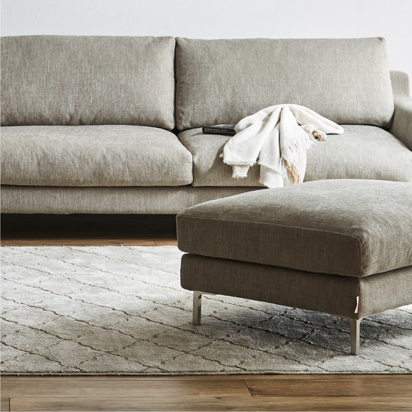 座面には高密度ウレタンフォームを使用し、やさしく包み込まれるような座り心地に仕上げました。 #A41 カスタード（ファブリックAランク）