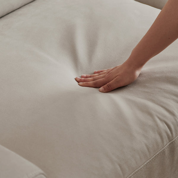 座面は高密度ウレタンフォームとフェザーを使用し、優しく包み込まれる贅沢な座り心地に仕上げました。 #SILT21 スノーホワイト（シルキーレザーテックス）