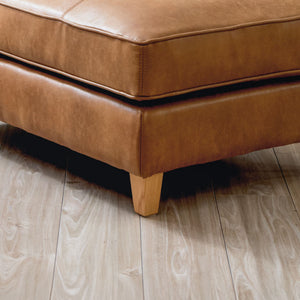 脚は天然木を使用しており、優しい色合いとナチュラルな木目がソファの印象を柔らかくしています。 #LT01 キャメル（レザーテックス アニリン）