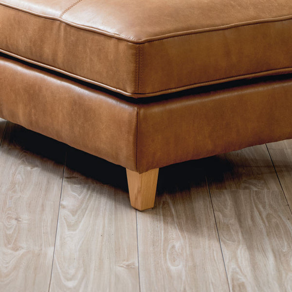 脚は天然木を使用しており、優しい色合いとナチュラルな木目がソファの印象を柔らかくしています。 #LT01 キャメル（レザーテックス アニリン）