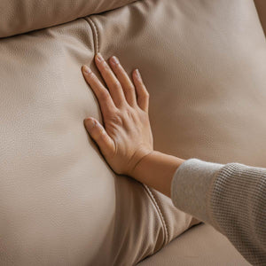 シリコンフィルをふんだんに使用した背もたれは、背中をやさしく包み込みながらもしっかり支えます。 #FLT01フォギーグレージュ