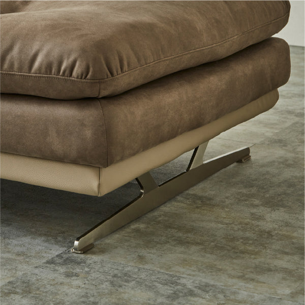 シャープな輝きが魅力のシルバーヘアライン。空間に自然と馴染み、洗練されたモダンな空間に。 #PLT112 ヨーロピアングレー×FLT06 トープベージュ #シルバーヘアライン