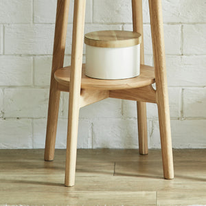 フレームには木目の美しいオーク無垢材を採用し、<br> 温かみのある印象に仕上げています。 #節有オーク