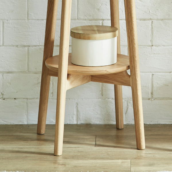 フレームには木目の美しいオーク無垢材を採用し、<br> 温かみのある印象に仕上げています。 #節有オーク