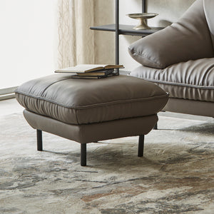 別売りのオットマンを組み合わせることで、足をのばしてくつろげるスタイルとしてもお使いいただけます。 #SILT22 フロスホワイト（シルキーレザーテックス） #左カウチ