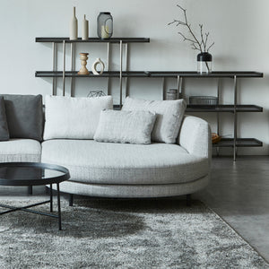 大きくラウンドしたシェーズロングで、贅沢なくつろぎを叶えるソファ。※画像はシェーズ左肘タイプです。 #右肘