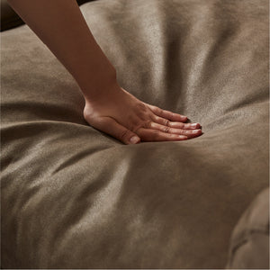 座面には、フェザーと50kg/m³・42kg/m³という非常に高密度のウレタンを層構成で使用し、快適な座り心地を実現。 #PLT112 ヨーロピアングレー（プライムレザーテックス）