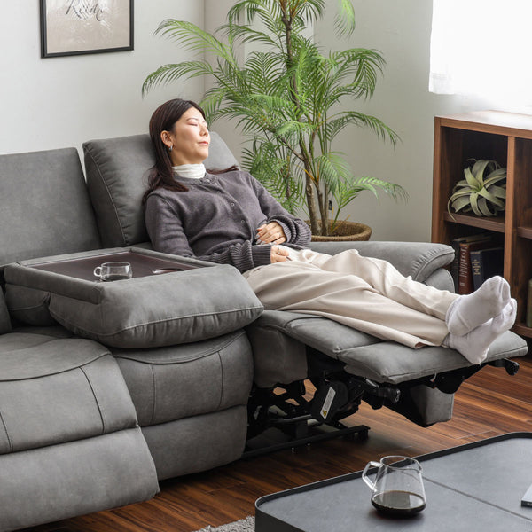 リクライニングとレッグレストを調整することで、家にいながらファーストクラスのような体感を得られます。 #LT01 キャメル（レザーテックス アニリン）