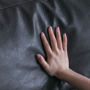 フェザーをたっぷり使用したクッションは心地よい沈み込みをお楽しみいただけます。 #Default Title