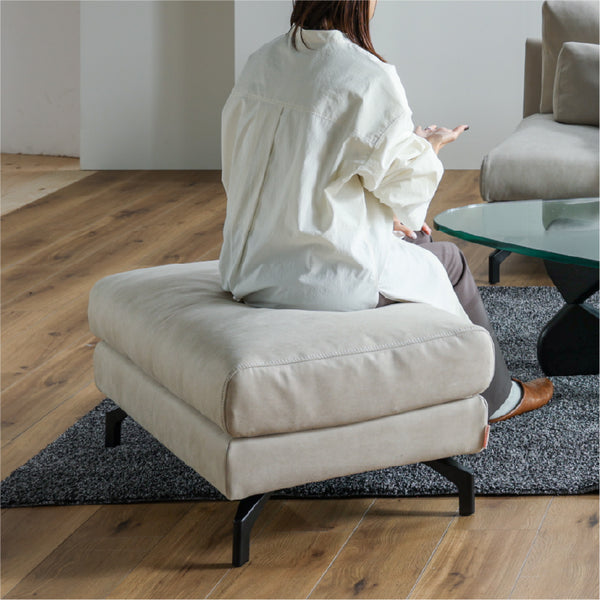 座面には高密度ウレタンフォームを使用し、包み込まれるような座り心地を実現しました。 #PLT111 プラチナグレー（プライムレザーテックス）