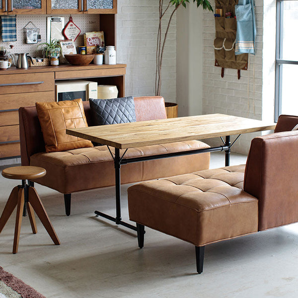 一般的なダイニングテーブルに比べて、全体的に低くなるので圧迫感が軽減します。 #ブラウン